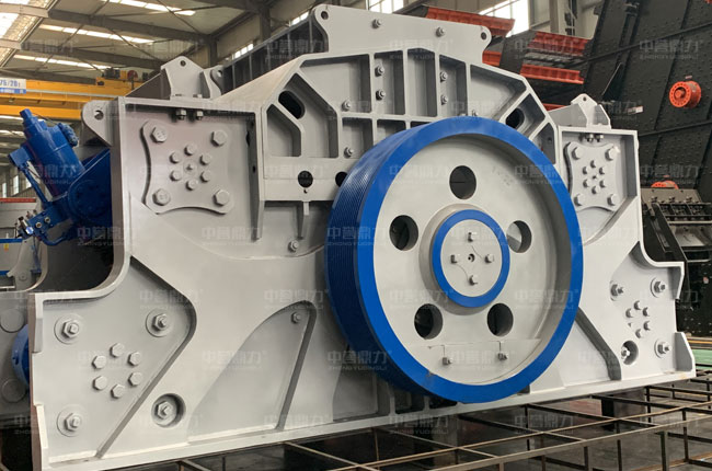 中細(xì)碎臥式旋回破碎機(jī)圖片