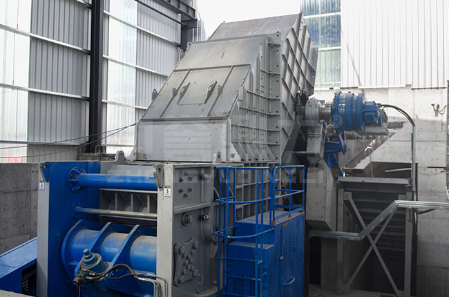 時(shí)產(chǎn)3000噸臥式旋回破使用現(xiàn)場