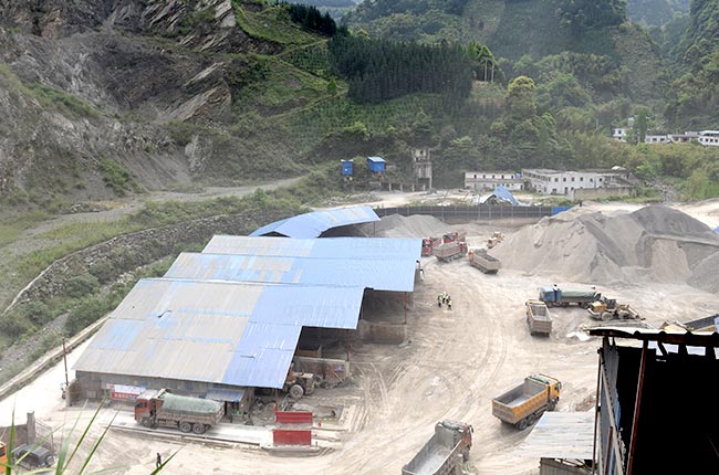 四川樂山市龍門溪礦業(yè)時產400噸石料生產線