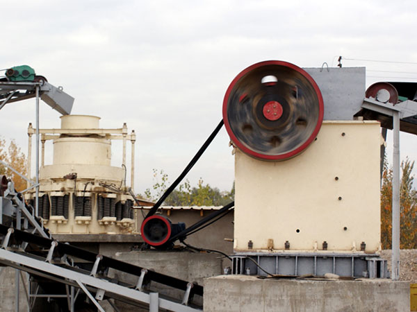 石灰石粗碎處理:鄂式破碎機